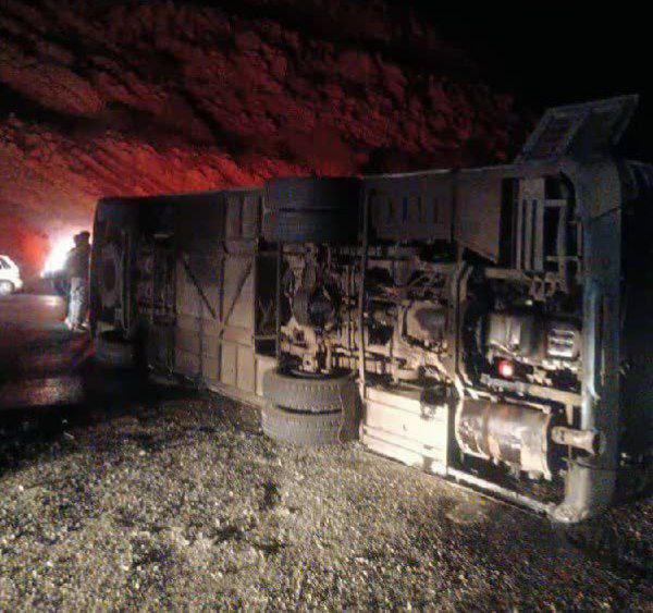 در واژگونی مینی باس مسافربری یک نفر جان باخت و ۱۸ نفر مجروح شدند