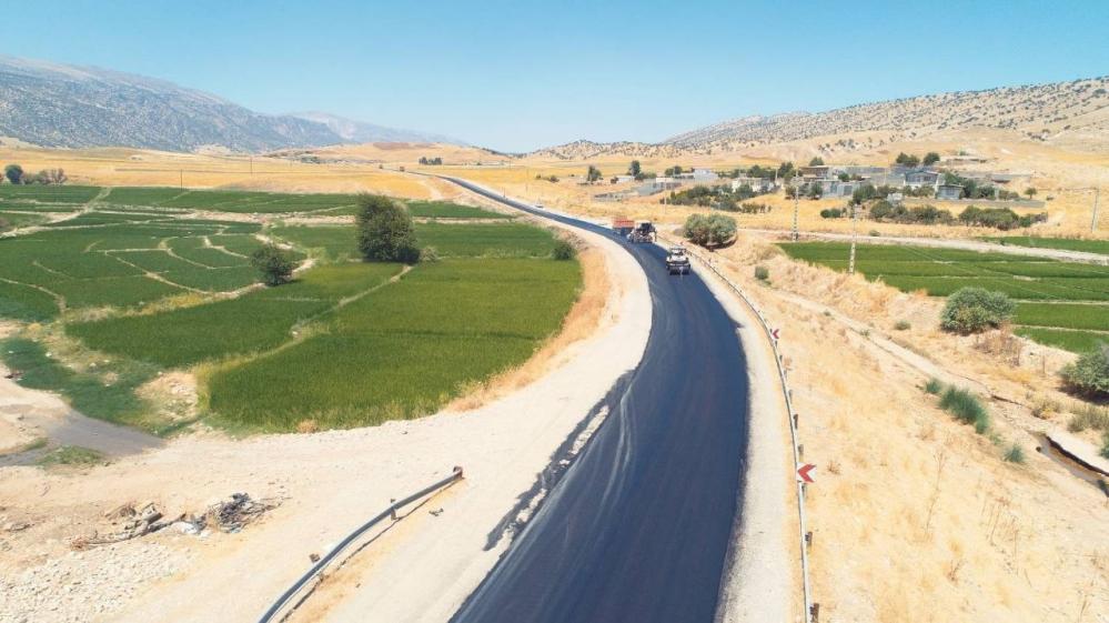 اجرای طرح های روکش آسفالت و ایمن سازی محورهای ارتباطی شهرستان سیروان